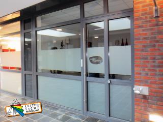 Zandstraalfolie op raam met logo